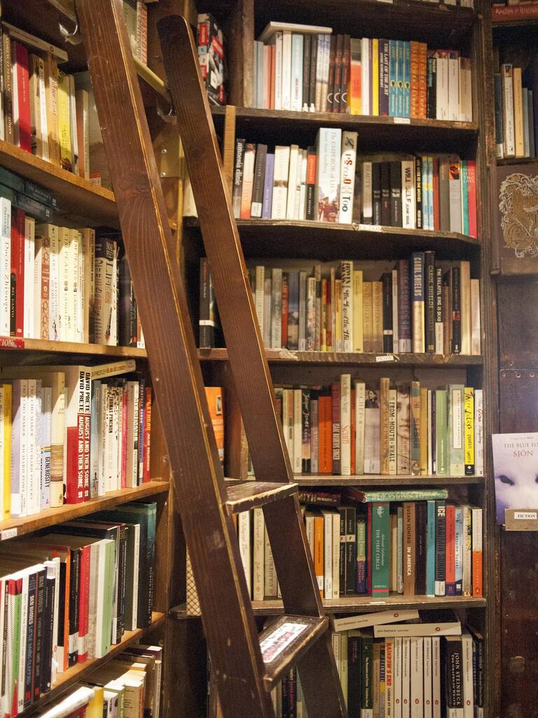Bücherregal