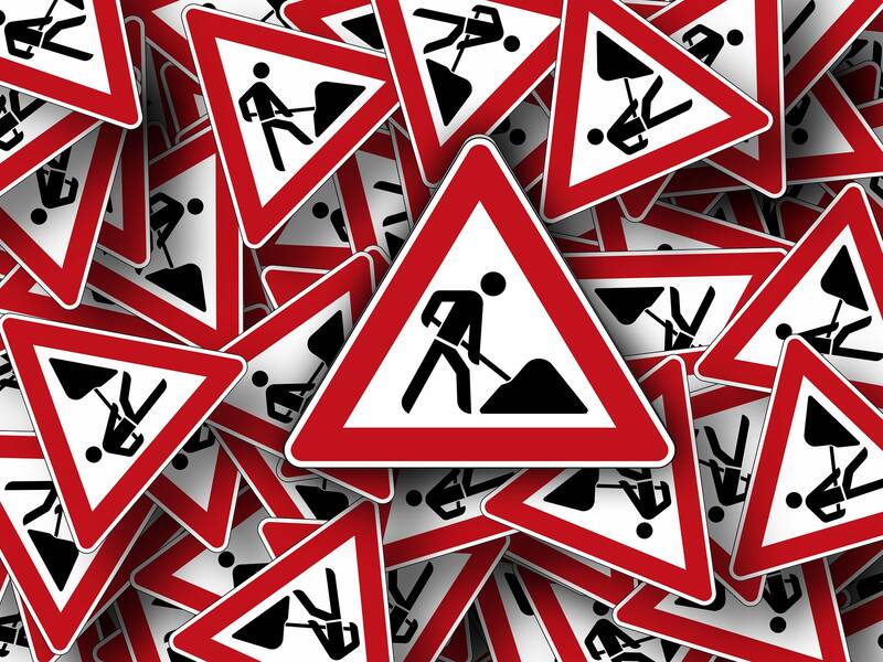 Das Bild zeigt eine Ansammlung von deutschen Baustellenverkehrsschildern mit dem Symbol eines arbeitenden Menschen in einem Dreieck.
