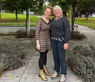 Karola Lindinger vom Schmelmer Hof und Petra Widhammer vom Lehnerhof stehen in einem Park, umgeben von Bäumen und grüner Landschaft.