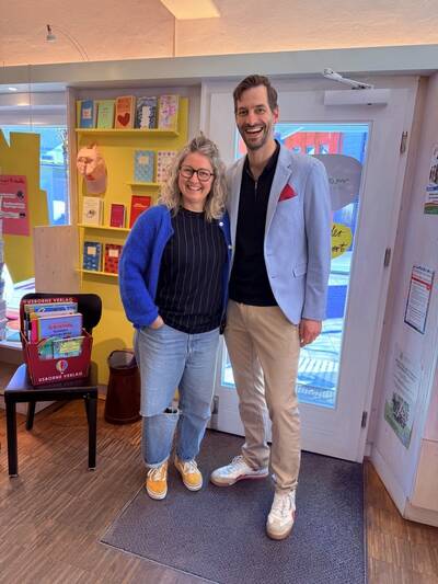 Stefanie Hallermann und Podcast-Moderator Johann Struck stehen im Buchladen Momo & Frieda