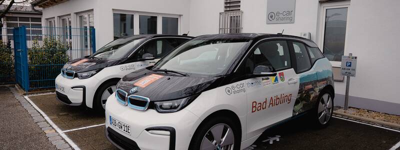 Zwei BMW i3 des ecarsharings in Bad Aibling stehen nebeneinander auf dem Parkplatz.