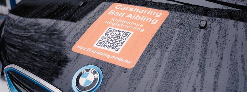 Motorhaube eines BMW i3 mit QR Code des Ecarsharings in Bad Aibling