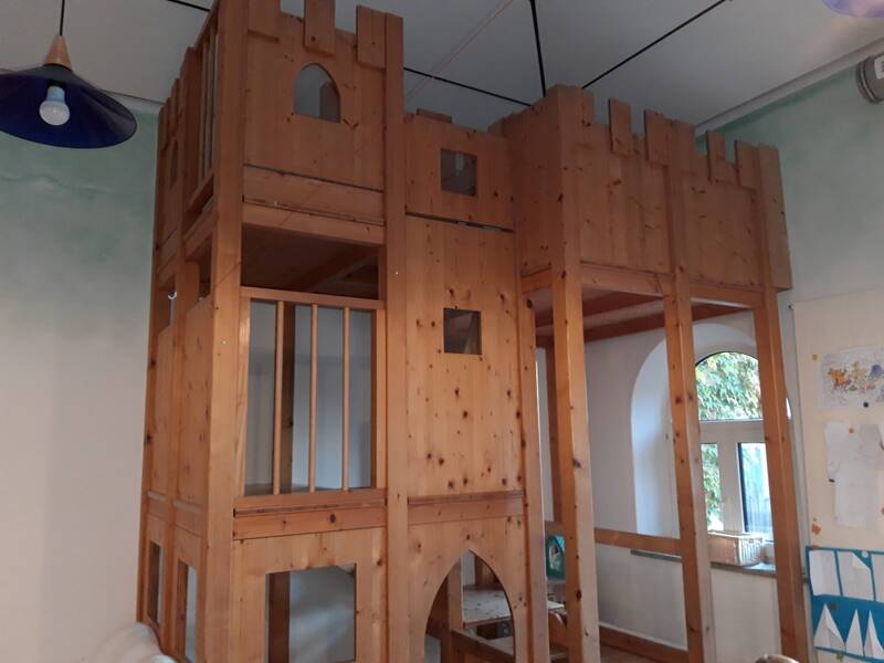 Innenraum mit Holzburg des Kindergarten Burg Sonnenstein.