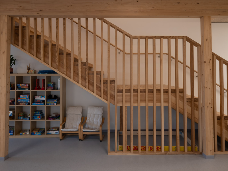 Moderne Innenräume Hort an der Luitpoldschule Bad Aibling, Holztreppe