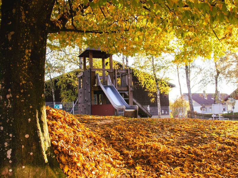 Spielgeräte im Garten des Kindergartens Mariä Himmelfahrt.
