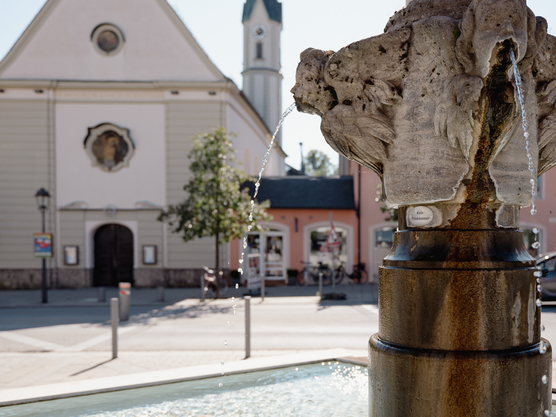 Marienplatz Bad Aibling, Brunnen und Kirche