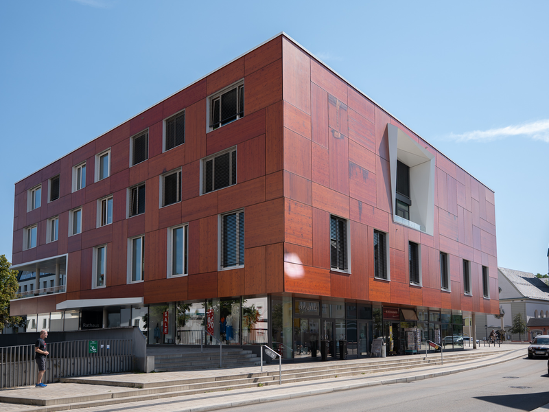 Das Rathaus Bad Aibling von Seiten der Münchner Straße.