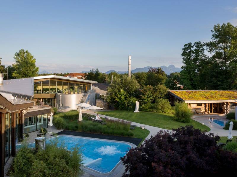 Außenbereich der Sauna in der Therme Bad Aibling. Schwimmbecken und Kelosauna.