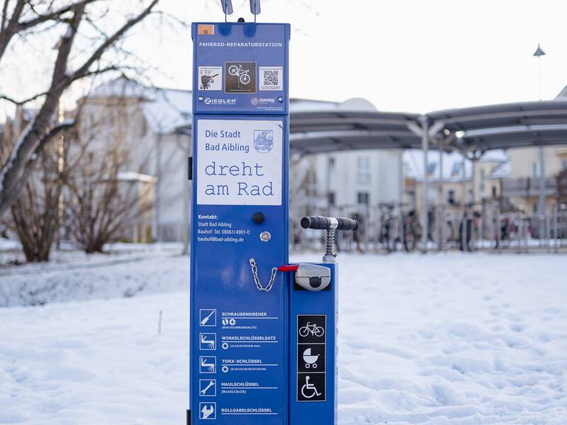 Fahrrad Reparaturstation am Bahnhof Kurpark Bad Aibling